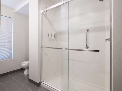 1 King Suite, Non-Smoking | Bathroom shower