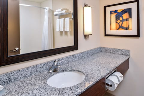 Standard Room, 1 King Bed | Bathroom | Free toiletries, hair dryer, towels, soap