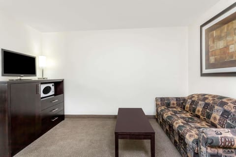 Suite, 1 Queen Bed | Desk, iron/ironing board, free WiFi, bed sheets