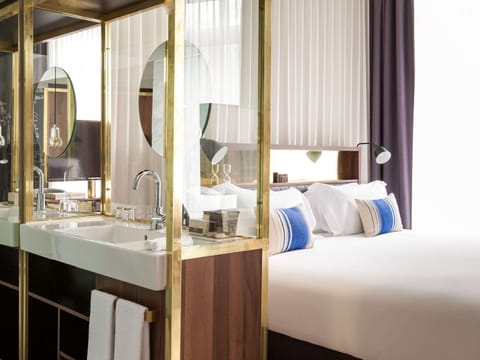 Junior Suite, 1 King Bed | Frette Italian sheets, premium bedding, down comforters, minibar