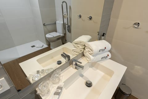 Double Room, 1 Double or 2 Twin Beds | Accessible bathroom