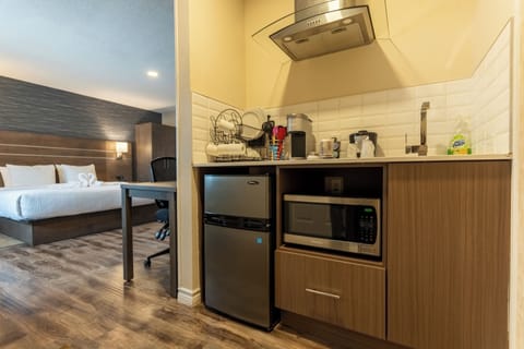 Deluxe Single Room | Shared kitchen | Mini-fridge, microwave, stovetop, coffee/tea maker