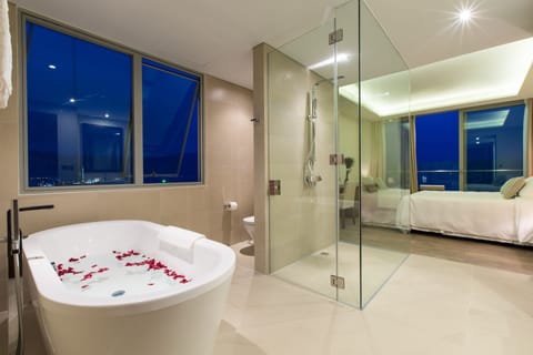 One-bedroom Ocean view Suite with Balcony | Minibar, in-room safe, desk, blackout drapes