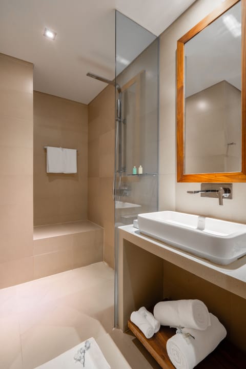 Two-bedroom Ocean view Suite with Balcony | Bathroom | Shower, rainfall showerhead, free toiletries, hair dryer