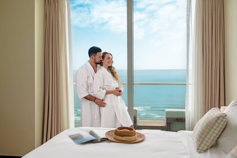 One-bedroom Ocean view Suite with Balcony | Minibar, in-room safe, desk, blackout drapes