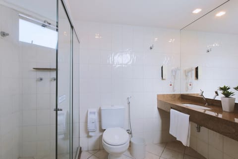 Frente Mar Casal (1º ao 3º andar) | Bathroom | Shower, hair dryer, towels