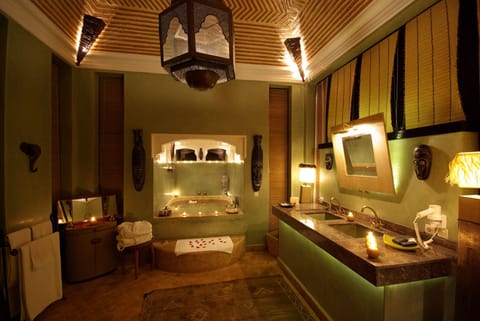 Lodge Africain | Bathroom | Combined shower/tub, free toiletries, hair dryer, bathrobes