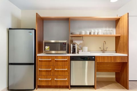 Full-size fridge, microwave, dishwasher, coffee/tea maker