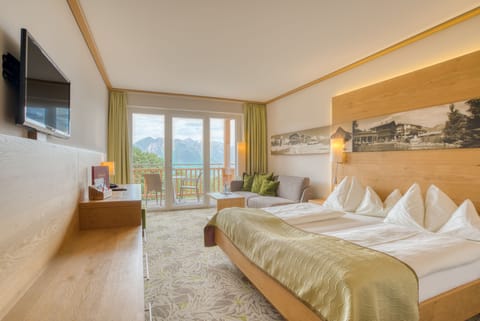 Desk, soundproofing, free WiFi, bed sheets