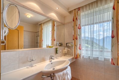 Comfort Studio Suite, Balcony, Mountain View | Bathroom | Hair dryer, bathrobes, towels, soap