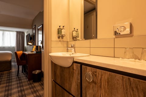 Combined shower/tub, free toiletries, hair dryer, towels