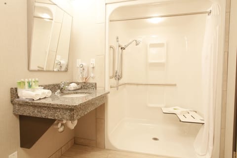 Combined shower/tub, free toiletries, towels