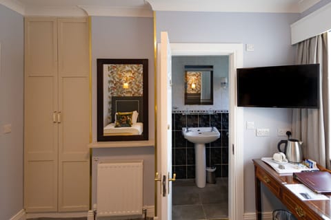 Twin Room | In-room safe, desk, laptop workspace, blackout drapes