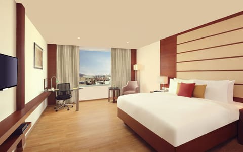 Executive Suite | Egyptian cotton sheets, premium bedding, Tempur-Pedic beds, minibar