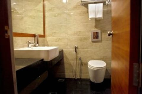 Executive Suite | Bathroom | Shower, free toiletries, hair dryer, bathrobes