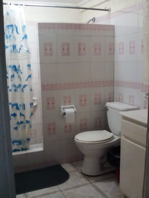 Comfort Single Room | Bathroom | Combined shower/tub, free toiletries, hair dryer, towels