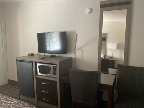 Standard Room, 1 King Bed, Refrigerator & Microwave | Individually decorated, individually furnished, desk, laptop workspace