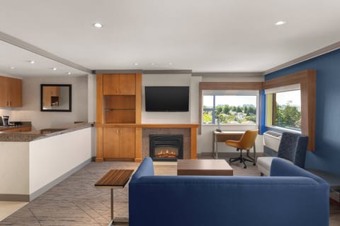 Suite, 1 Queen Bed | In-room safe, desk, blackout drapes, soundproofing