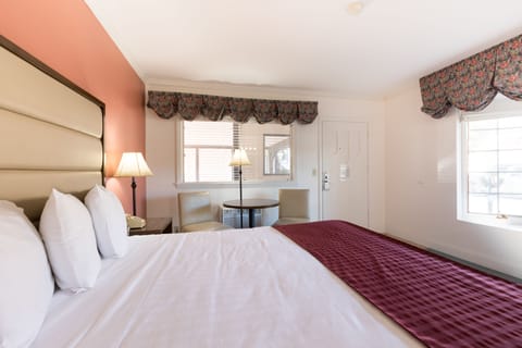 Standard Room, 1 King Bed | Iron/ironing board, free WiFi, bed sheets