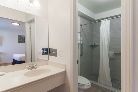 Classic Room | Bathroom | Combined shower/tub, free toiletries, hair dryer, towels