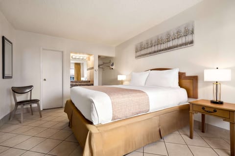 Standard Room, 1 King Bed | In-room safe, desk, free WiFi, bed sheets