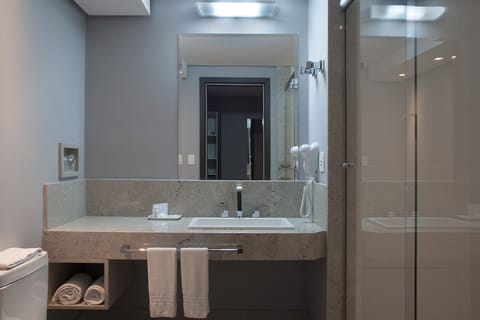 Premium Twin Room | Bathroom | Shower, hair dryer, towels