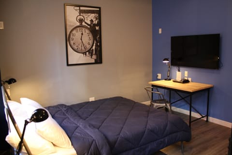 Private Room, Queen Bed | Iron/ironing board, free WiFi, bed sheets