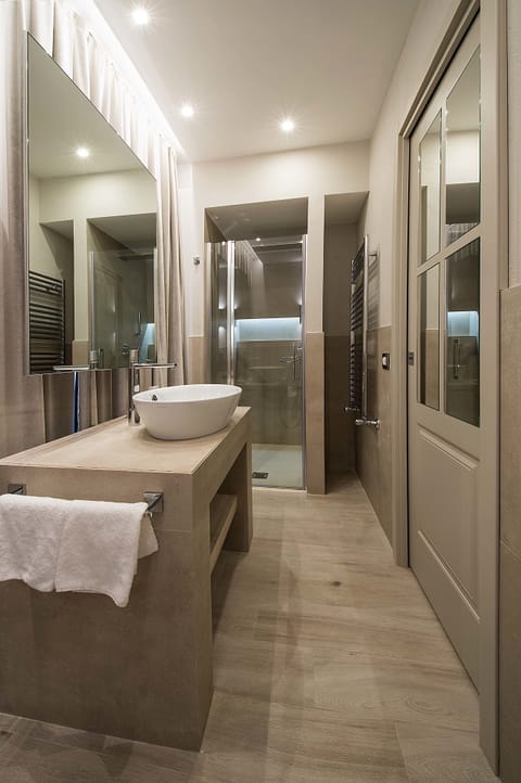 Junior Suite | Bathroom | Free toiletries, hair dryer, slippers, bidet