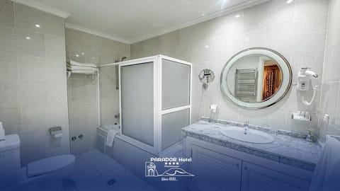 Superior Suite | Bathroom | Shower, free toiletries, hair dryer, towels