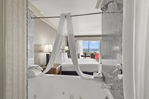 King Whirlpool Tub Room with Ocean View (Upstairs) | Private spa tub