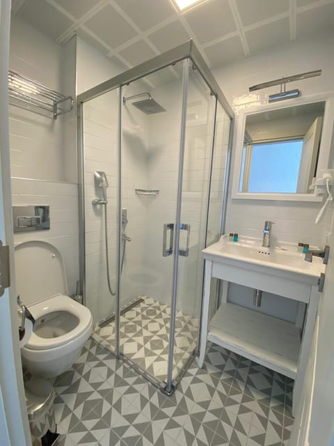 Deluxe Room, 1 Queen Bed | Bathroom | Free toiletries, hair dryer