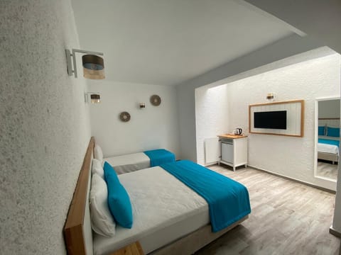 Family Room | Minibar, soundproofing, free WiFi, bed sheets