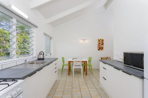 Apartment, 1 Bedroom | Private kitchen | Full-size fridge, microwave, stovetop, electric kettle