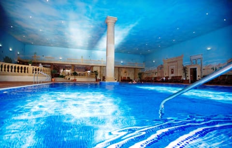 Indoor pool, sun loungers