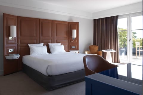 Classic Room, 1 King Bed, City View | Minibar, in-room safe, desk, soundproofing