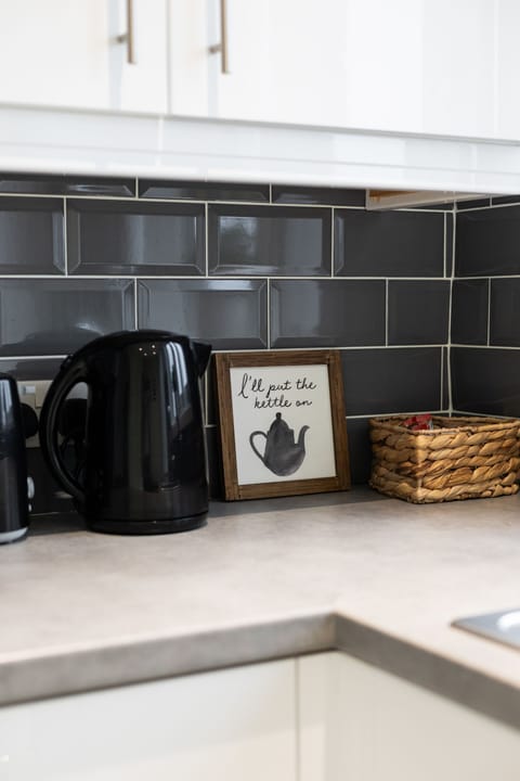 House, Private Bathroom, City View | Shared kitchen