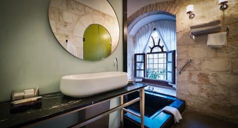 Signature Suite, Bathtub | Deep soaking bathtub