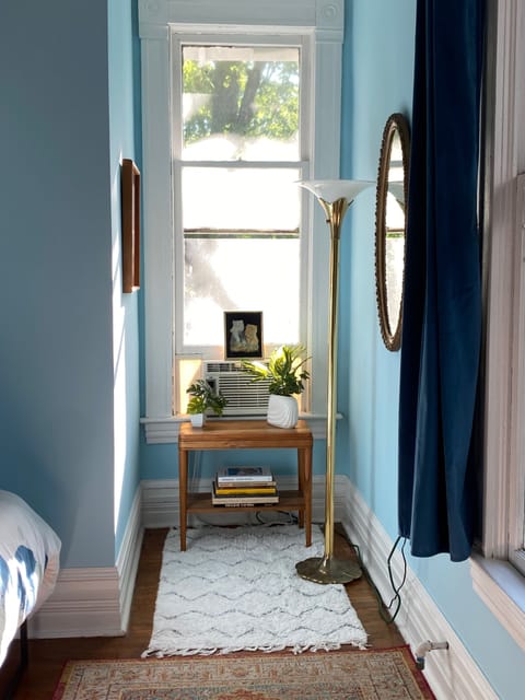 Upstairs queen has some good books!