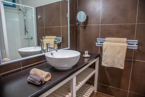 Cabana Couples | Bathroom | Shower, hair dryer, towels, soap