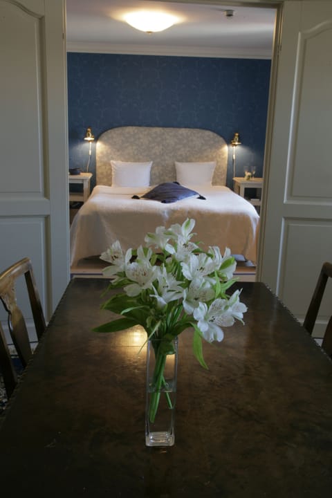 Grand Room | Down comforters, minibar, individually decorated, individually furnished