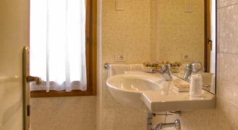 Double Room (1 bunk bed) | Bathroom | Shower, free toiletries, hair dryer, bidet