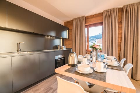 Appartement 2 chambres 6 personnes | Private kitchen | Fridge, microwave, oven, stovetop