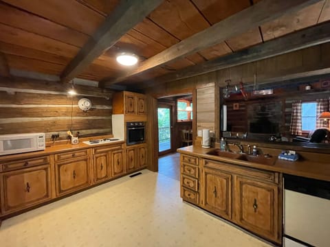 Kitchen - Large Kitchen