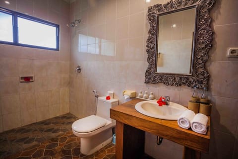 Standard Room | Bathroom | Shower, free toiletries, hair dryer, slippers