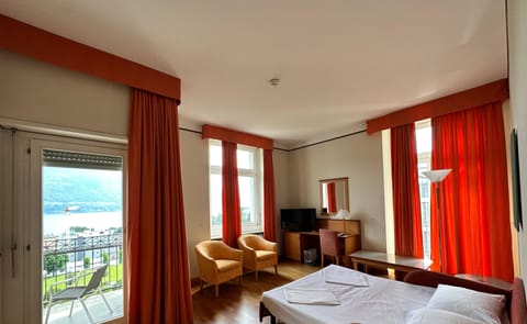 Family Room | Living area | 32-inch LED TV with cable channels, TV