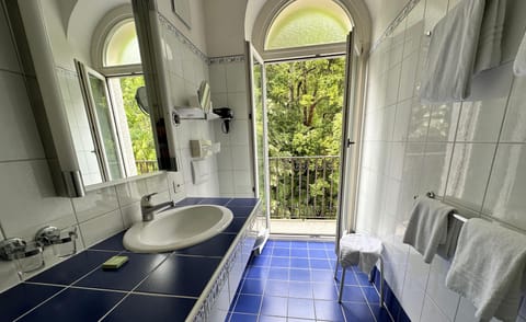 Deluxe Quadruple Room, Lake View | Bathroom | Towels, soap, shampoo, toilet paper