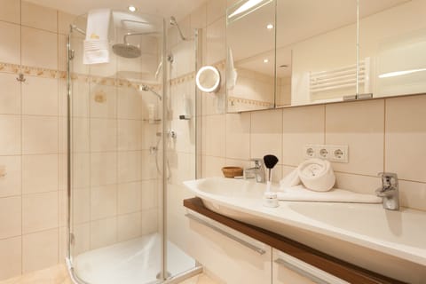 Suite (Bergkristall) | Bathroom | Hair dryer, bathrobes, towels