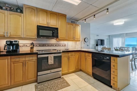 Condo, 3 Bedrooms | Private kitchen | Fridge, oven, coffee/tea maker