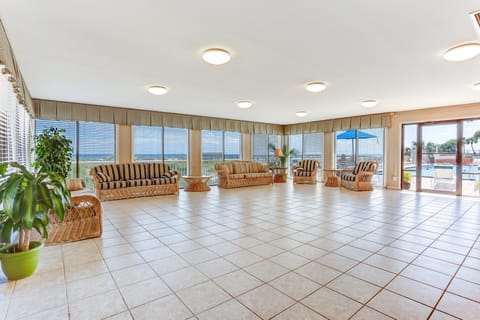 Condo, 3 Bedrooms | Lobby sitting area