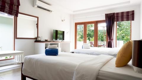 Superior Cottage, 1 Queen Bed, Garden View | Free minibar items, in-room safe, desk, laptop workspace